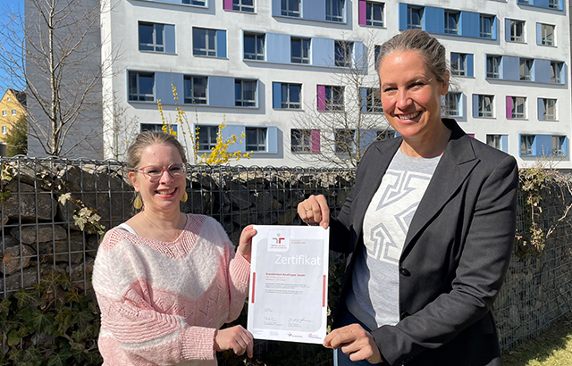Kathrin Bahnmüller und Yvonne Sautter von den Kreiskliniken Reutlingen präsentieren das Zertifikat.
